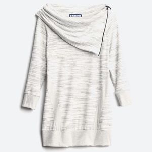 Cool collar on this sweatshirt!